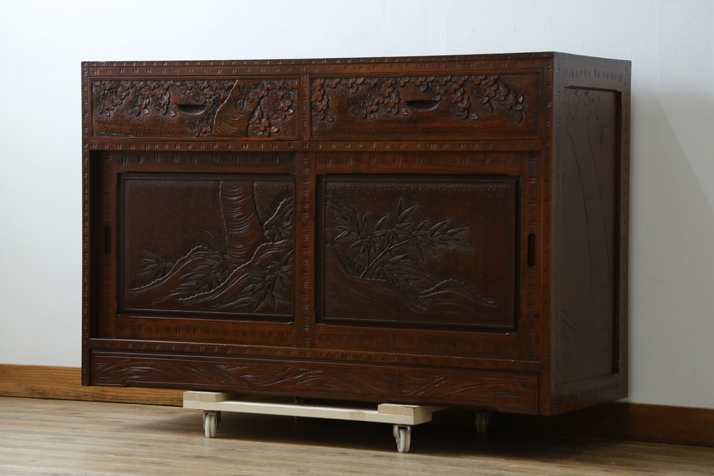 中古　超美品　軽井沢彫り　深みのある木目と立体的な彫刻が存在感を放つサイドボード　(R-084584)
