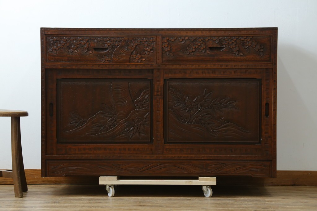中古　超美品　軽井沢彫り　深みのある木目と立体的な彫刻が存在感を放つサイドボード　(R-084584)