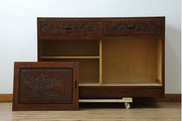 中古　超美品　軽井沢彫り　深みのある木目と立体的な彫刻が存在感を放つサイドボード　(R-084584)