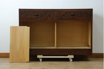 中古　超美品　軽井沢彫り　深みのある木目と立体的な彫刻が存在感を放つサイドボード　(R-084584)