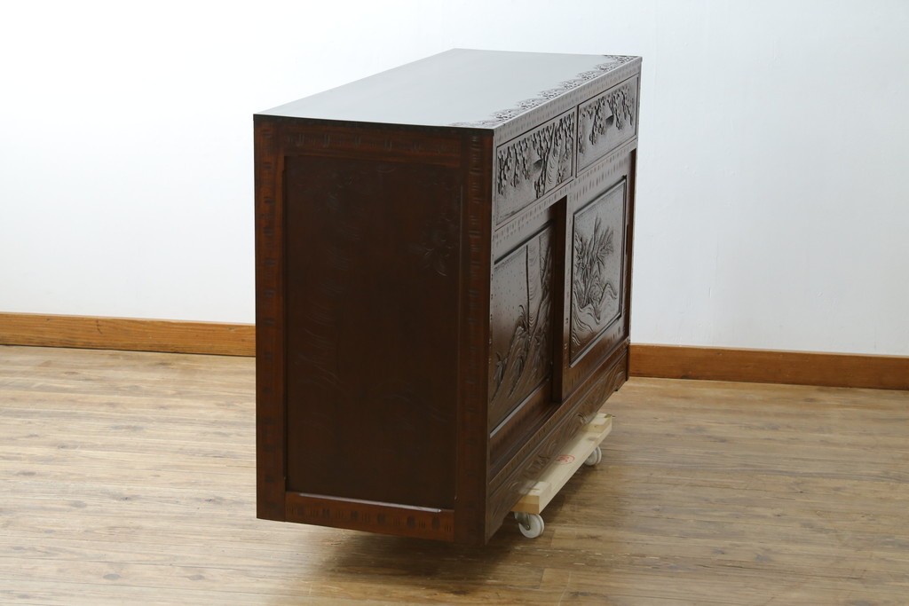 中古　超美品　軽井沢彫り　深みのある木目と立体的な彫刻が存在感を放つサイドボード　(R-084584)