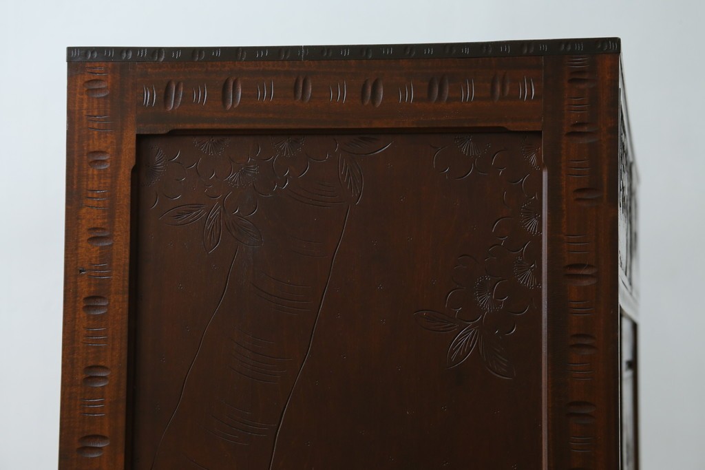 中古　超美品　軽井沢彫り　深みのある木目と立体的な彫刻が存在感を放つサイドボード　(R-084584)