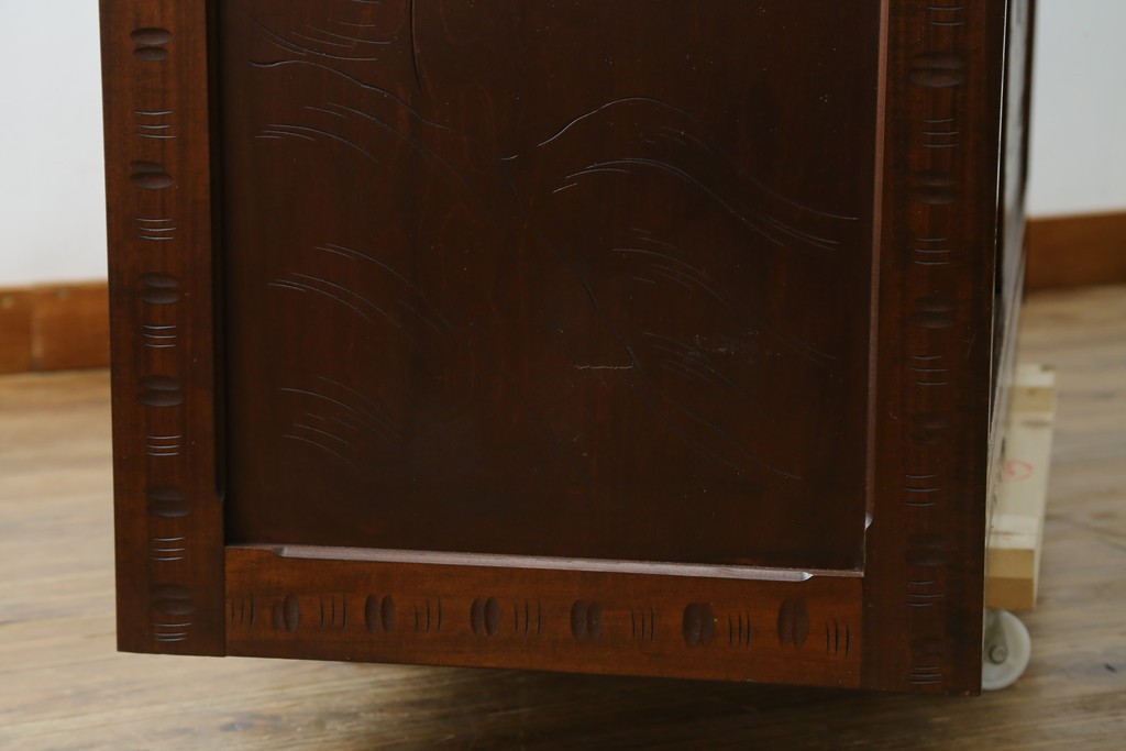 中古　超美品　軽井沢彫り　深みのある木目と立体的な彫刻が存在感を放つサイドボード　(R-084584)