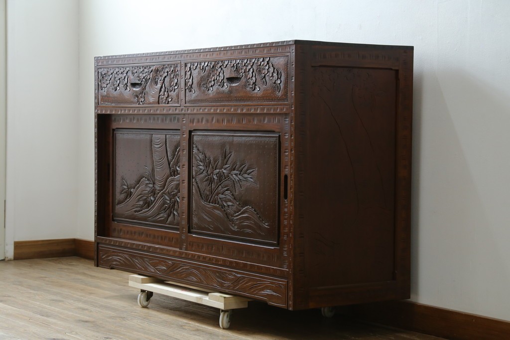 中古　超美品　軽井沢彫り　深みのある木目と立体的な彫刻が存在感を放つサイドボード　(R-084584)
