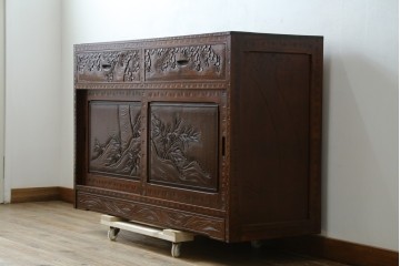 中古　超美品　軽井沢彫り　深みのある木目と立体的な彫刻が存在感を放つサイドボード　(R-084584)
