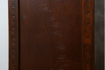 中古　超美品　軽井沢彫り　深みのある木目と立体的な彫刻が存在感を放つサイドボード　(R-084584)