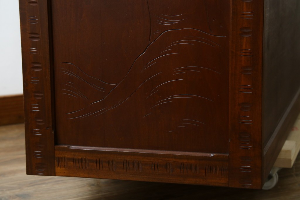 中古　超美品　軽井沢彫り　深みのある木目と立体的な彫刻が存在感を放つサイドボード　(R-084584)