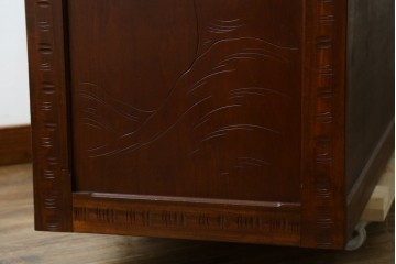 中古　超美品　軽井沢彫り　深みのある木目と立体的な彫刻が存在感を放つサイドボード　(R-084584)