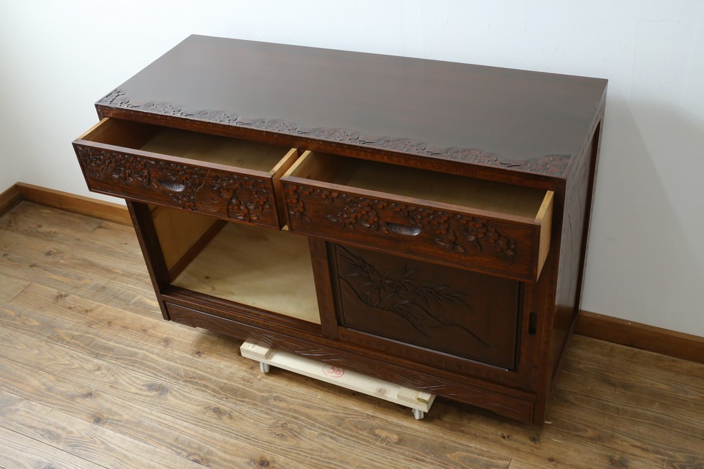 中古　超美品　軽井沢彫り　深みのある木目と立体的な彫刻が存在感を放つサイドボード　(R-084584)