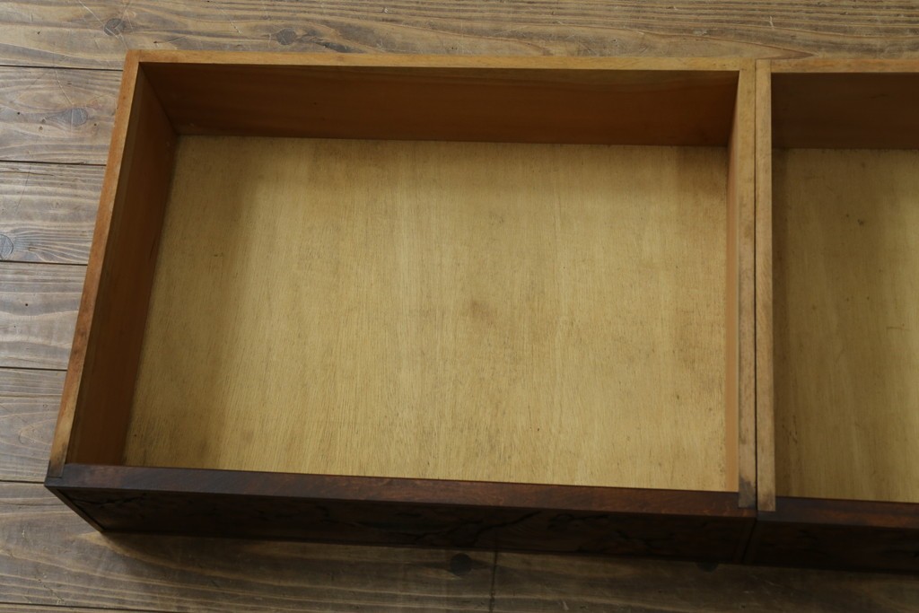 中古　超美品　軽井沢彫り　深みのある木目と立体的な彫刻が存在感を放つサイドボード　(R-084584)