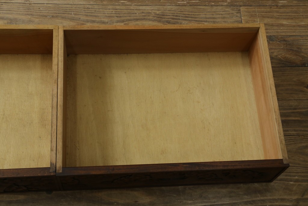 中古　超美品　軽井沢彫り　深みのある木目と立体的な彫刻が存在感を放つサイドボード　(R-084584)