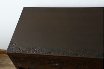 中古　超美品　軽井沢彫り　深みのある木目と立体的な彫刻が存在感を放つサイドボード　(R-084584)