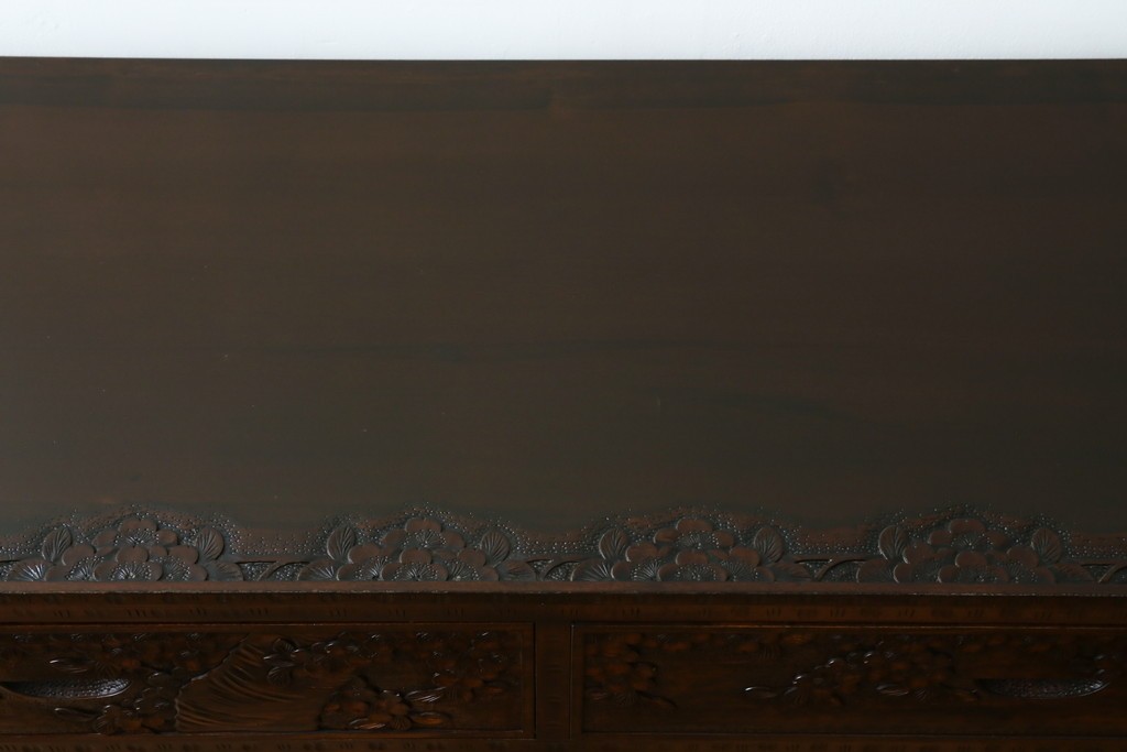中古　超美品　軽井沢彫り　深みのある木目と立体的な彫刻が存在感を放つサイドボード　(R-084584)