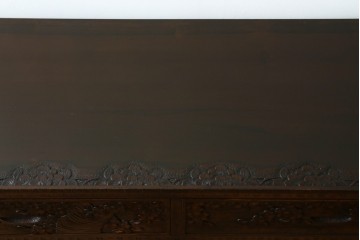 中古　超美品　軽井沢彫り　深みのある木目と立体的な彫刻が存在感を放つサイドボード　(R-084584)