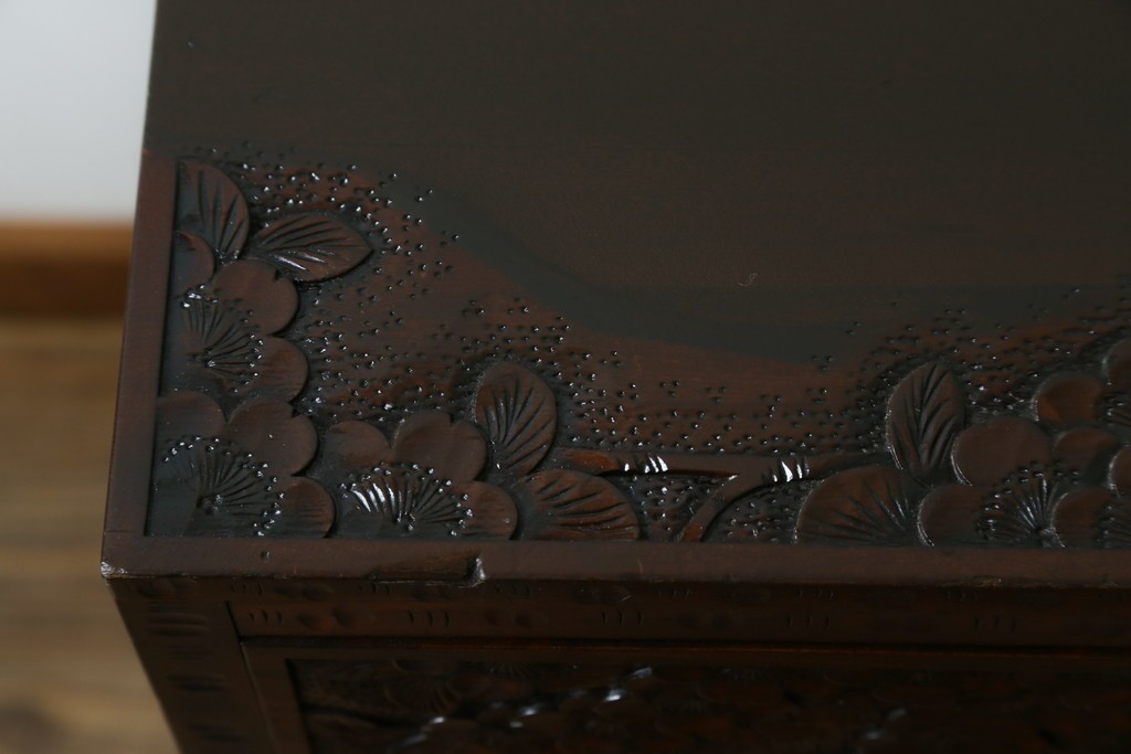 中古　超美品　軽井沢彫り　深みのある木目と立体的な彫刻が存在感を放つサイドボード　(R-084584)