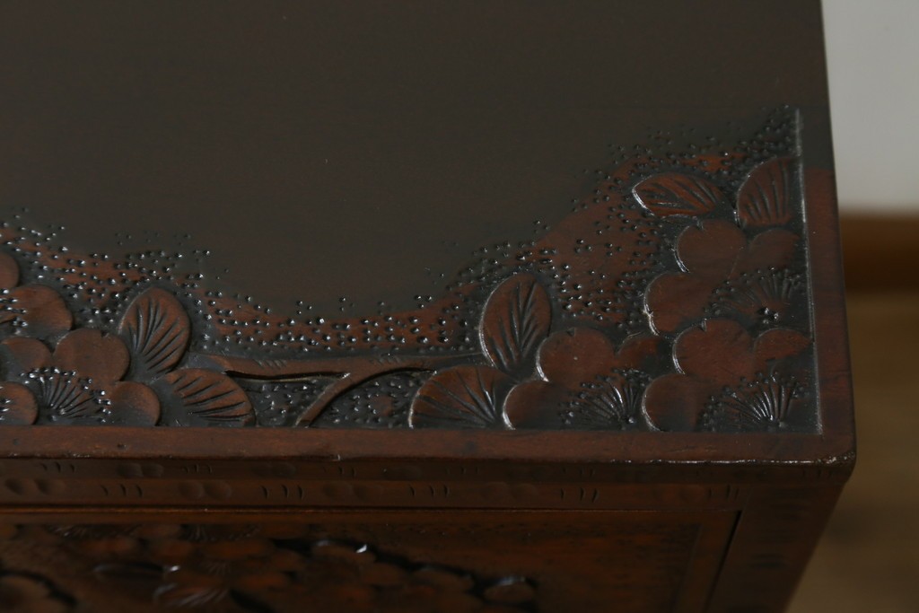 中古　超美品　軽井沢彫り　深みのある木目と立体的な彫刻が存在感を放つサイドボード　(R-084584)