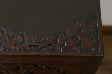 中古　超美品　軽井沢彫り　深みのある木目と立体的な彫刻が存在感を放つサイドボード　(R-084584)