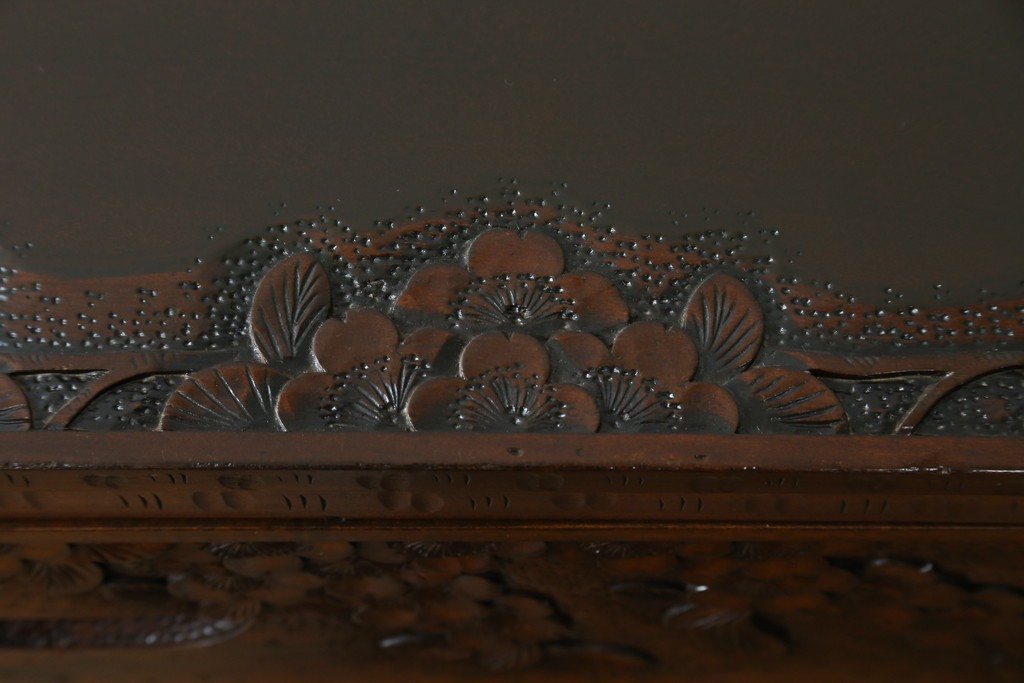 中古　超美品　軽井沢彫り　深みのある木目と立体的な彫刻が存在感を放つサイドボード　(R-084584)