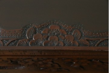 中古　超美品　軽井沢彫り　深みのある木目と立体的な彫刻が存在感を放つサイドボード　(R-084584)