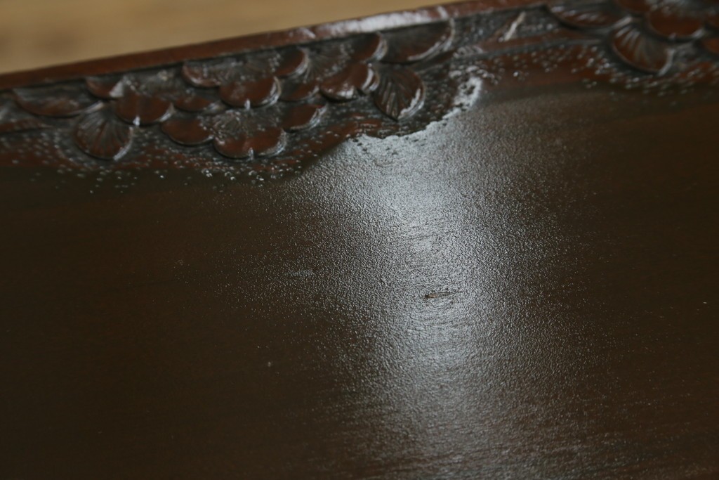 中古　超美品　軽井沢彫り　深みのある木目と立体的な彫刻が存在感を放つサイドボード　(R-084584)