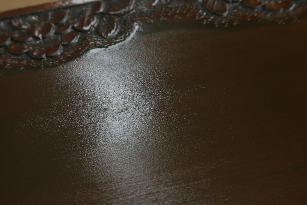 中古　超美品　軽井沢彫り　深みのある木目と立体的な彫刻が存在感を放つサイドボード　(R-084584)