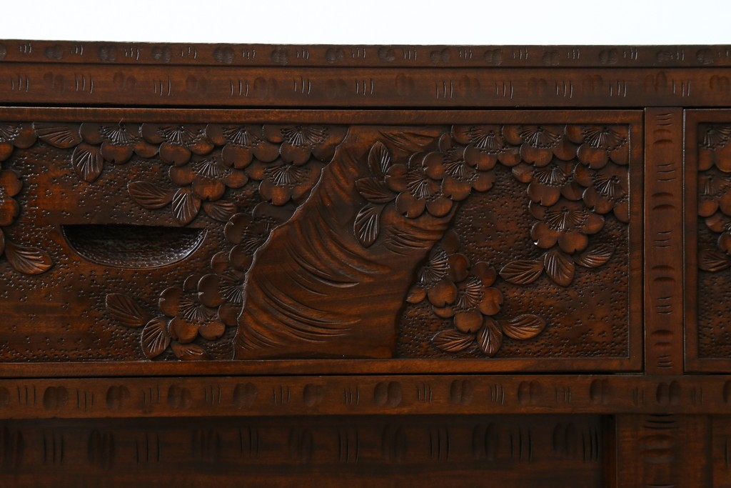 中古　超美品　軽井沢彫り　深みのある木目と立体的な彫刻が存在感を放つサイドボード　(R-084584)