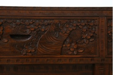 中古　超美品　軽井沢彫り　深みのある木目と立体的な彫刻が存在感を放つサイドボード　(R-084584)