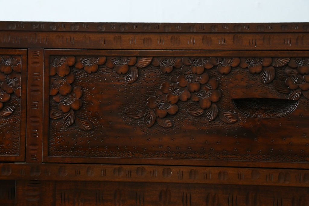 中古　超美品　軽井沢彫り　深みのある木目と立体的な彫刻が存在感を放つサイドボード　(R-084584)