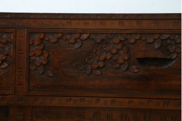 中古　超美品　軽井沢彫り　深みのある木目と立体的な彫刻が存在感を放つサイドボード　(R-084584)