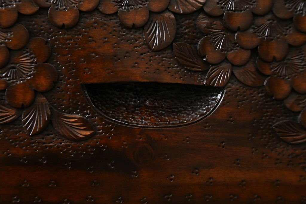 中古　超美品　軽井沢彫り　深みのある木目と立体的な彫刻が存在感を放つサイドボード　(R-084584)