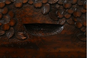 中古　超美品　軽井沢彫り　深みのある木目と立体的な彫刻が存在感を放つサイドボード　(R-084584)