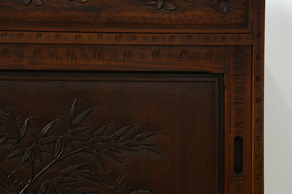 中古　超美品　軽井沢彫り　深みのある木目と立体的な彫刻が存在感を放つサイドボード　(R-084584)
