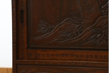 中古　超美品　軽井沢彫り　深みのある木目と立体的な彫刻が存在感を放つサイドボード　(R-084584)