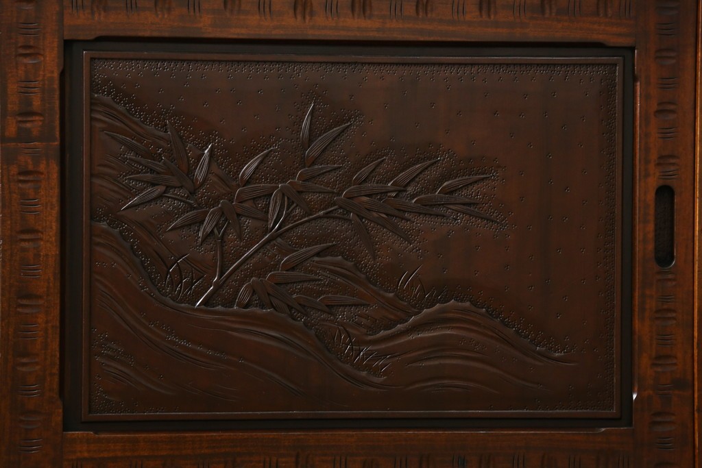 中古　超美品　軽井沢彫り　深みのある木目と立体的な彫刻が存在感を放つサイドボード　(R-084584)