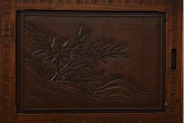 中古　超美品　軽井沢彫り　深みのある木目と立体的な彫刻が存在感を放つサイドボード　(R-084584)