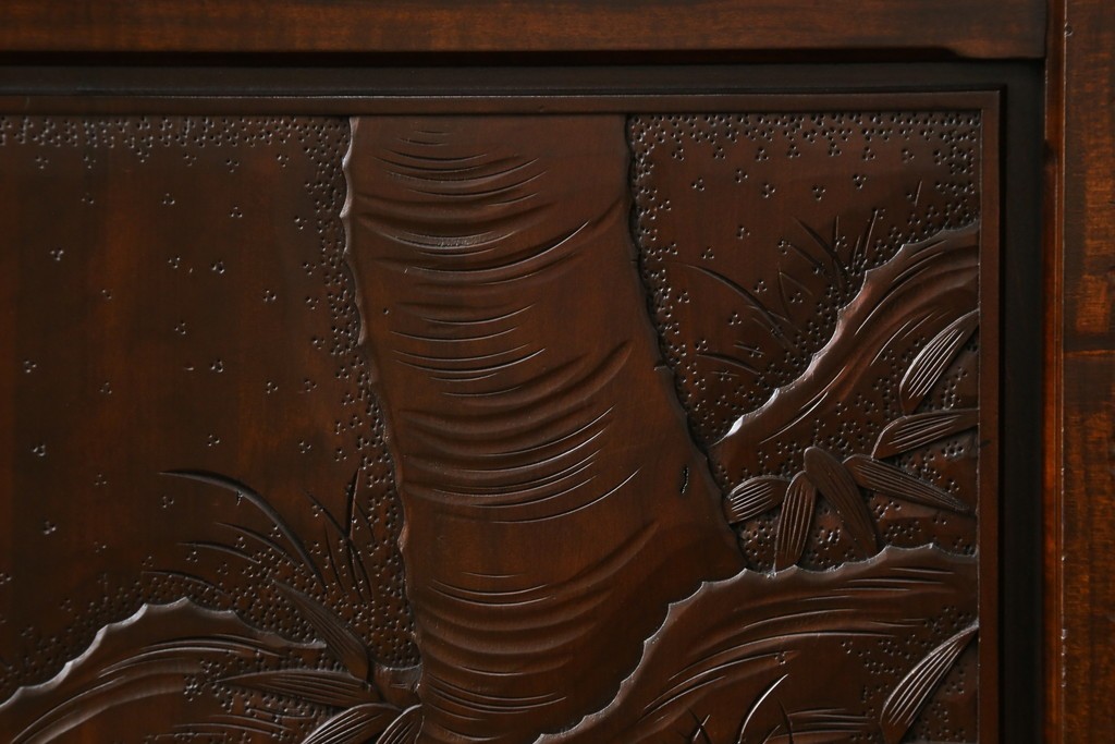 中古　超美品　軽井沢彫り　深みのある木目と立体的な彫刻が存在感を放つサイドボード　(R-084584)