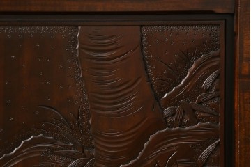 中古　超美品　軽井沢彫り　深みのある木目と立体的な彫刻が存在感を放つサイドボード　(R-084584)