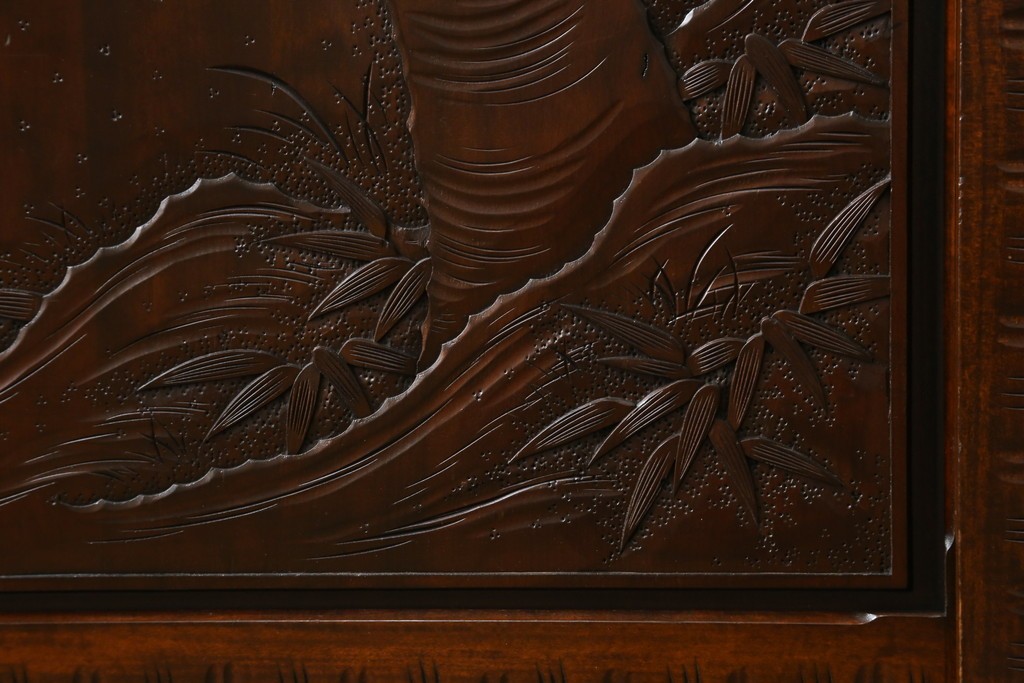 中古　超美品　軽井沢彫り　深みのある木目と立体的な彫刻が存在感を放つサイドボード　(R-084584)