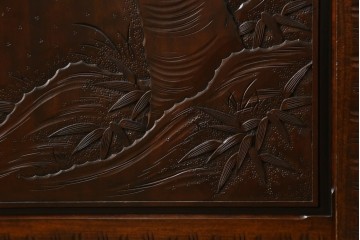 中古　超美品　軽井沢彫り　深みのある木目と立体的な彫刻が存在感を放つサイドボード　(R-084584)