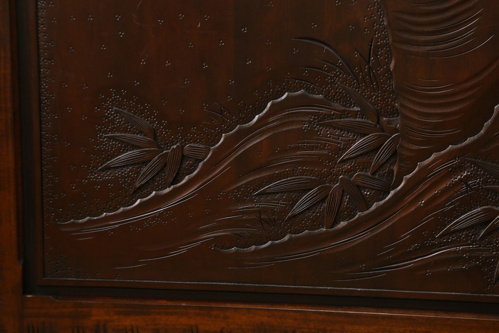中古　超美品　軽井沢彫り　深みのある木目と立体的な彫刻が存在感を放つサイドボード　(R-084584)