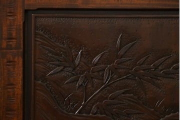 中古　超美品　軽井沢彫り　深みのある木目と立体的な彫刻が存在感を放つサイドボード　(R-084584)