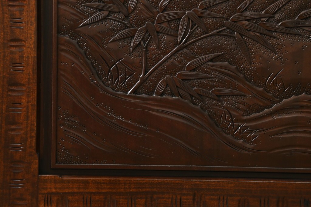 中古　超美品　軽井沢彫り　深みのある木目と立体的な彫刻が存在感を放つサイドボード　(R-084584)