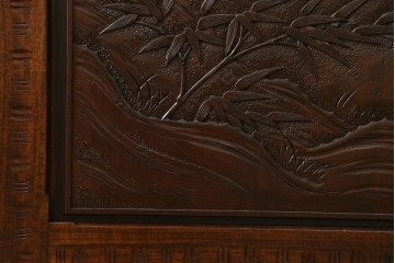 中古　超美品　軽井沢彫り　深みのある木目と立体的な彫刻が存在感を放つサイドボード　(R-084584)