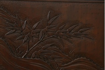 中古　超美品　軽井沢彫り　深みのある木目と立体的な彫刻が存在感を放つサイドボード　(R-084584)