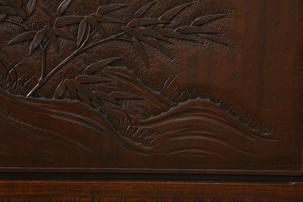 中古　超美品　軽井沢彫り　深みのある木目と立体的な彫刻が存在感を放つサイドボード　(R-084584)