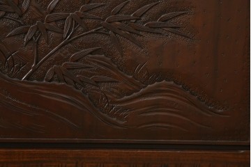 中古　超美品　軽井沢彫り　深みのある木目と立体的な彫刻が存在感を放つサイドボード　(R-084584)