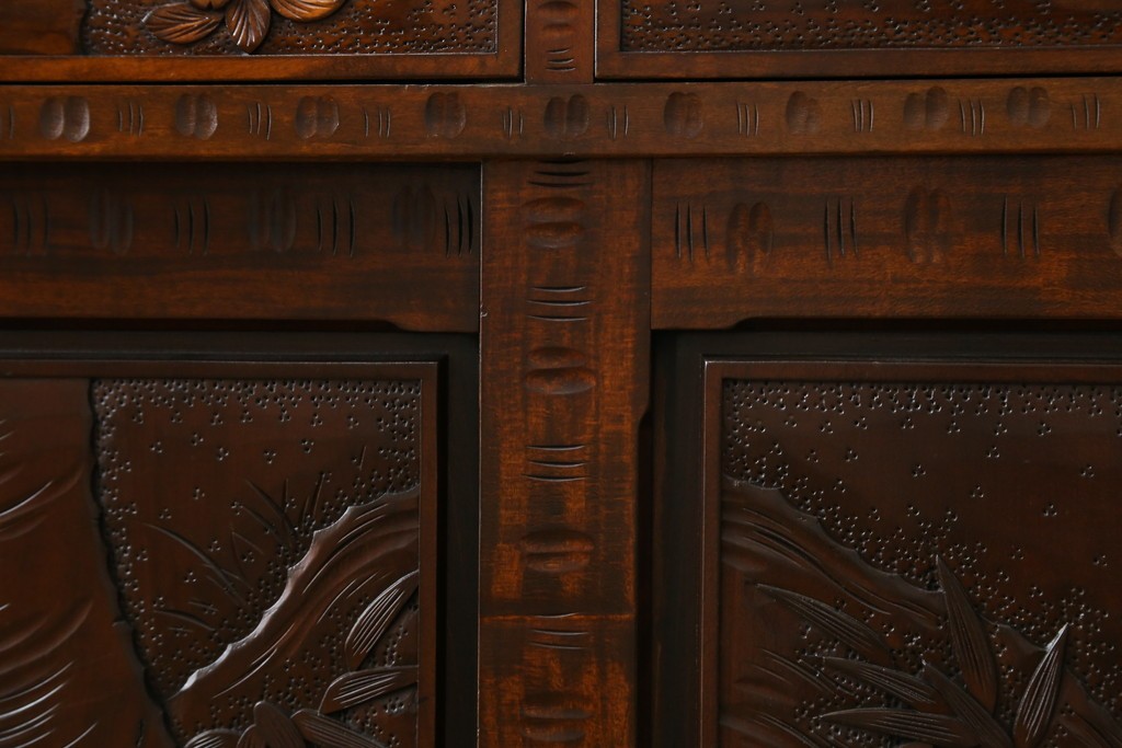 中古　超美品　軽井沢彫り　深みのある木目と立体的な彫刻が存在感を放つサイドボード　(R-084584)