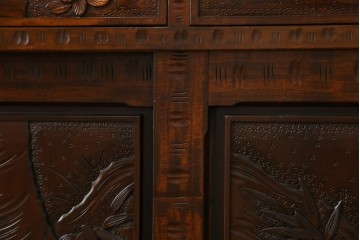 中古　超美品　軽井沢彫り　深みのある木目と立体的な彫刻が存在感を放つサイドボード　(R-084584)