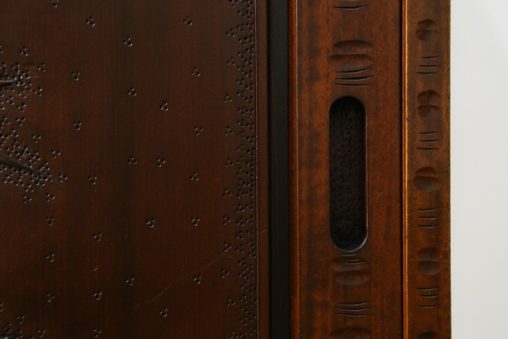 中古　超美品　軽井沢彫り　深みのある木目と立体的な彫刻が存在感を放つサイドボード　(R-084584)