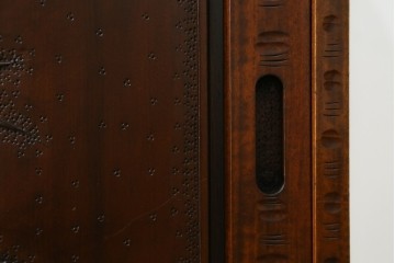 中古　超美品　軽井沢彫り　深みのある木目と立体的な彫刻が存在感を放つサイドボード　(R-084584)